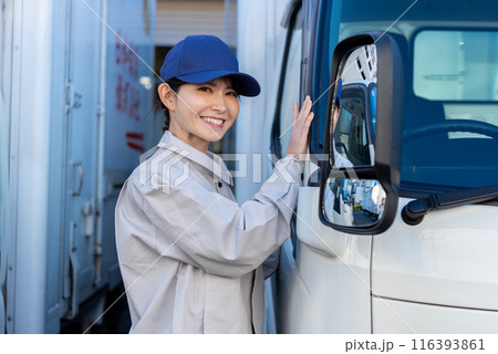 女性トラックドライバー 116393861