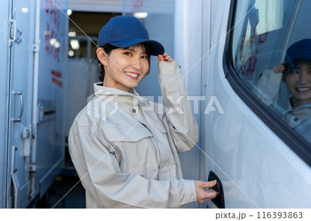 女性トラックドライバー 女性トラックドライバー 116393863