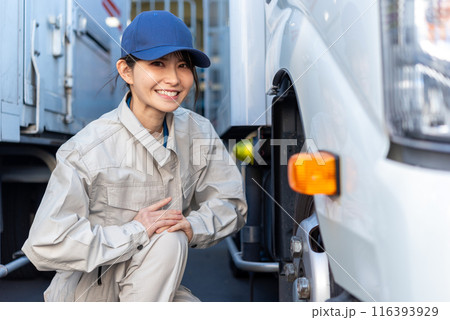 車両を点検するトラックドライバーの若い女性 車両を点検するトラックドライバーの若い女性 116393929