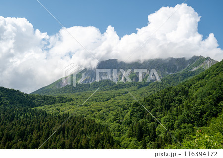 大山南壁眺める一番の絶景スポット 鍵掛峠 大山南壁眺める一番の絶景スポット 鍵掛峠 116394172