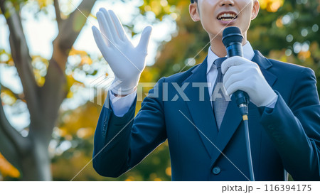 公の場で演説する選挙候補者のイメージ。 116394175