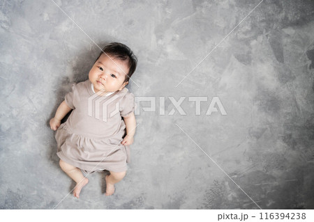 グレーバックの床に寝る赤ちゃん 116394238