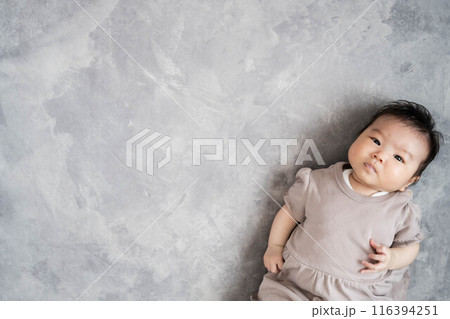 グレーバックの床に寝る赤ちゃん 116394251