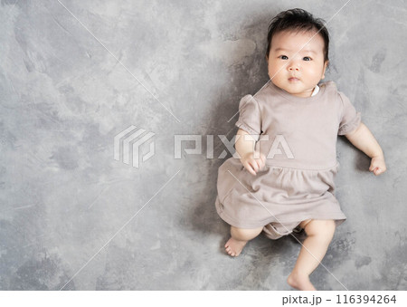 グレーバックの床に寝る赤ちゃん グレーバックの床に寝る赤ちゃん 116394264