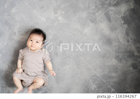グレーバックの床に寝る赤ちゃん 116394267