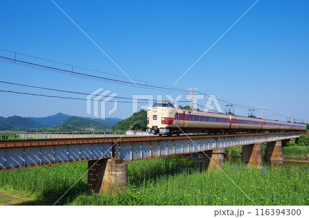 定期運行最終日の国鉄色381系特急やくも号が快晴の青空の下で山陰本線の鉄橋を高速で駆け抜けて行く光景 定期運行最終日の国鉄色381系特急やくも号が快晴の青空の下で山陰本線の鉄橋を高速で駆け抜けて行く光景 116394300