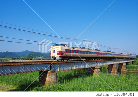 定期運行最終日の国鉄色381系特急やくも号が快晴の青空の下で山陰本線の鉄橋を高速で駆け抜けて行く光景 定期運行最終日の国鉄色381系特急やくも号が快晴の青空の下で山陰本線の鉄橋を高速で駆け抜けて行く光景 116394301