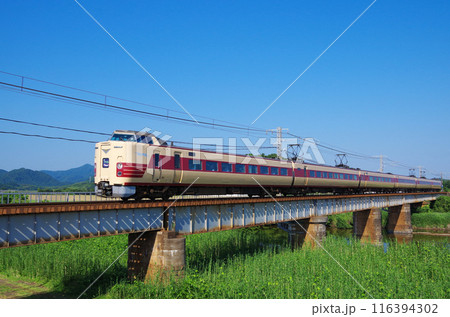 定期運行最終日の国鉄色381系特急やくも号が快晴の青空の下で山陰本線の鉄橋を高速で駆け抜けて行く光景 定期運行最終日の国鉄色381系特急やくも号が快晴の青空の下で山陰本線の鉄橋を高速で駆け抜けて行く光景 116394302