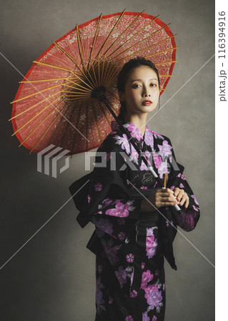 黒い浴衣の女性 116394916