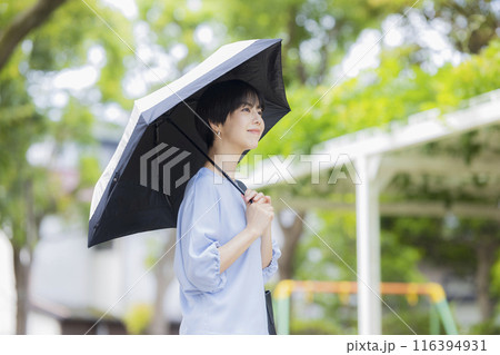 日傘を差す女性 日傘を差す女性 116394931