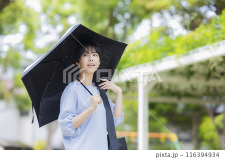 日傘を差す女性 116394934