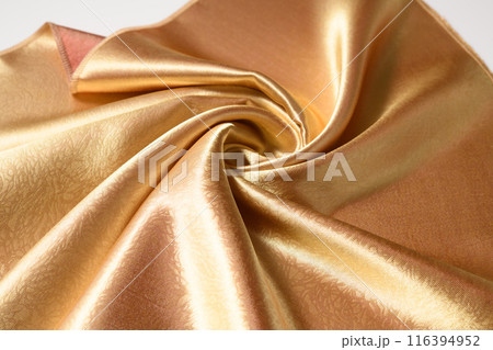 ドレープのついたゴールドの布 116394952