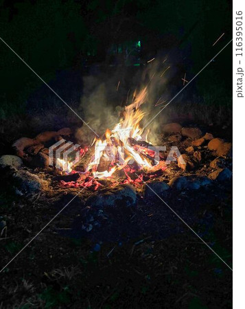 焚火の夜にキャンプで焚き火 焚火の夜にキャンプで焚き火 116395016