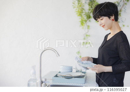 キッチンの女性  116395027