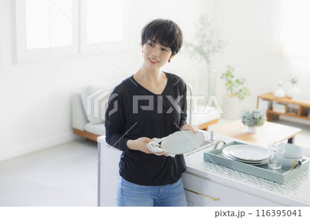キッチンの女性  116395041