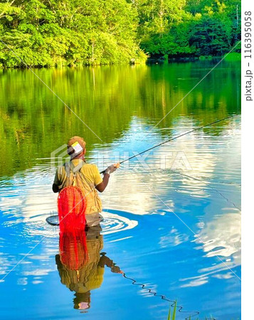 湖で釣りをする人 116395058