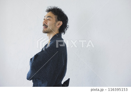 浴衣の男性 116395153