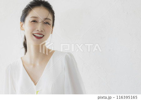 ウェディングドレスを着た女性　 116395165