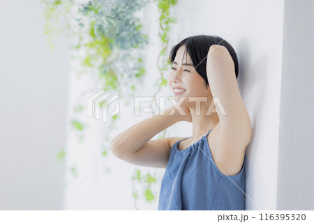 青いキャミソールの女性　   116395320