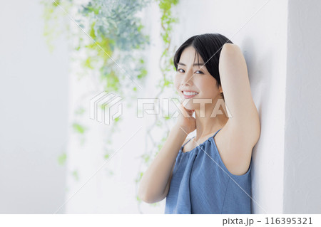 青いキャミソールの女性 青いキャミソールの女性 116395321