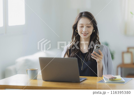 リビングでテレワークをする若い女性 116395380