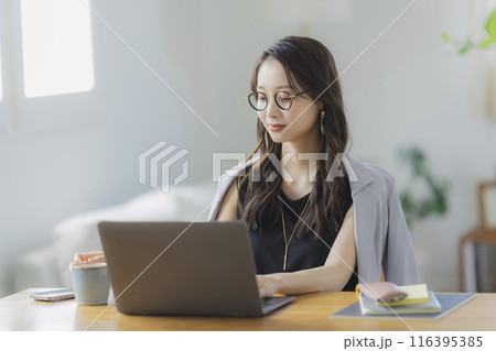 リビングでテレワークをする若い女性 リビングでテレワークをする若い女性 116395385