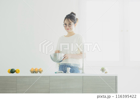 キッチンの女性 116395422