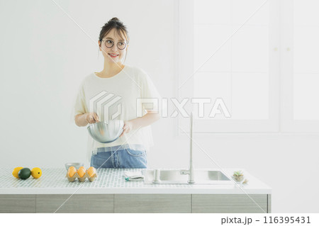 キッチンの女性 116395431