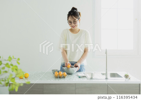 キッチンの女性 キッチンの女性 116395434