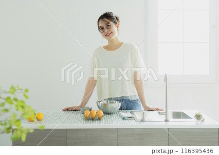 キッチンの女性 116395436