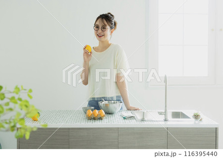 キッチンの女性 116395440