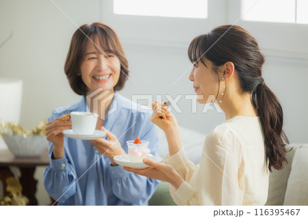 カフェで会話をする二人の女性　　 116395467
