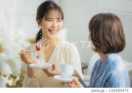 カフェで会話をする二人の女性　　 116395471