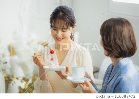 カフェで会話をする二人の女性　　 116395472