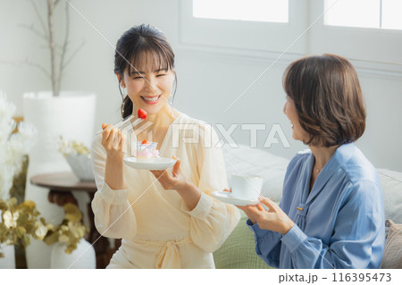 カフェで会話をする二人の女性　　 116395473