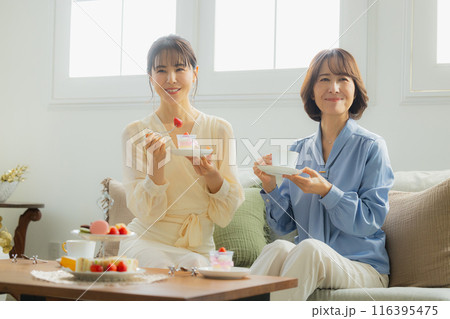 カフェで会話をする二人の女性　　 116395475