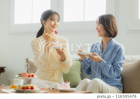 カフェで会話をする二人の女性　　 116395476