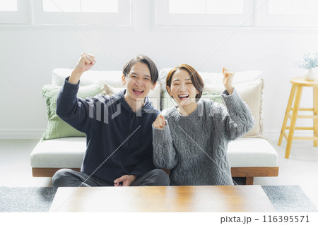 テレビを見る夫婦 116395571
