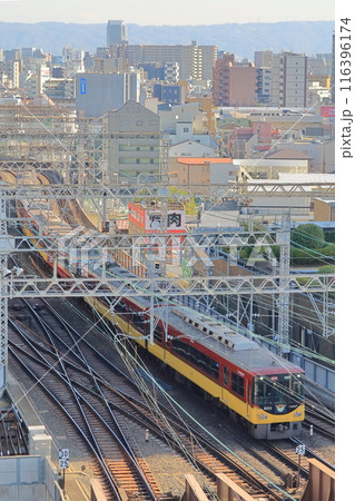 京橋駅に入線する京阪8000系特急 京橋駅に入線する京阪8000系特急 116396174