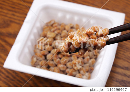 納豆を箸で持ち上げて 116396467