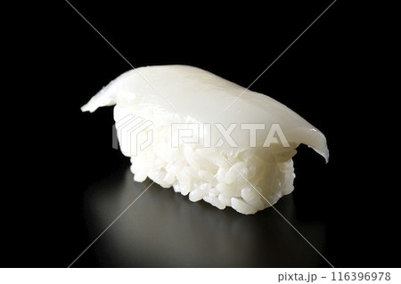 イカの握り寿司を黒背景で撮影 116396978