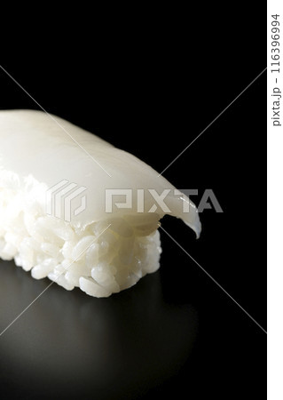 イカの握り寿司を黒背景で撮影 イカの握り寿司を黒背景で撮影 116396994