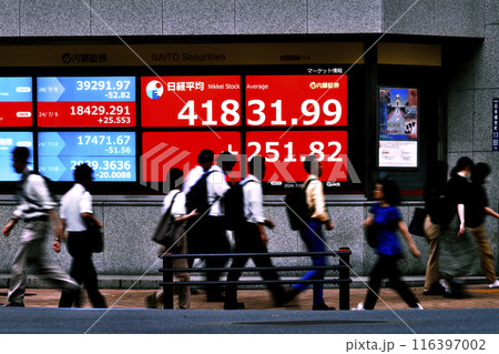 日本の東京都市景観4万1831円99銭と2日連続史上最高値更新…株価ボード/終値=10日、日本橋兜町 日本の東京都市景観4万1831円99銭と2日連続史上最高値更新…株価ボード/終値=10日、日本橋兜町 116397002