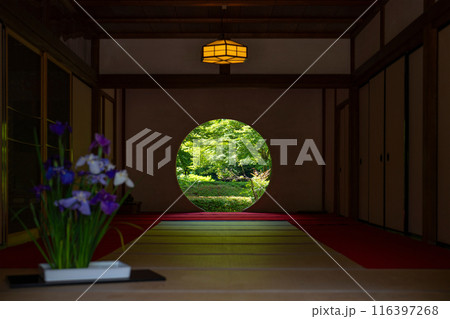 明月院の本堂　悟りの窓 116397268