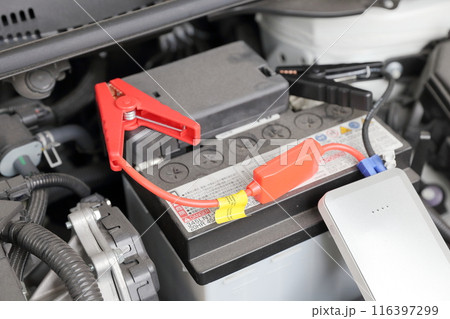 車のバッテリー上がりをモバイルバッテリーで再始動 116397299