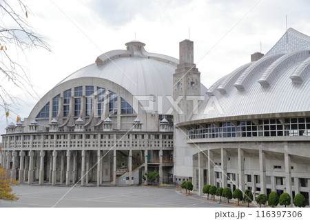 秋田市立体育館　秋田県 秋田市）神殿のようなデザインの体育館 116397306