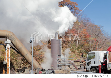 松川地熱発電所　岩手県 八幡平市）地熱発電の地熱井からのパイプ 116397323
