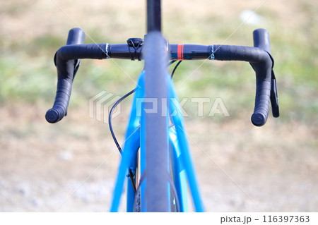 自転車を後ろから見たハンドル 116397363