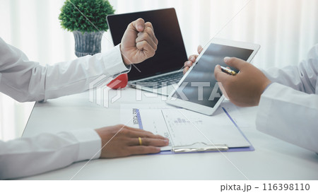 The patient clenched his fists, delighted, feel overjoyed that the doctors told him the results of the tests were in good health. 116398110