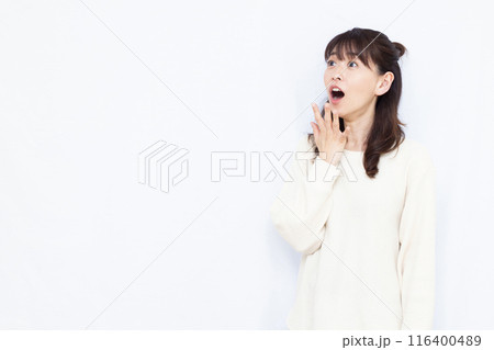 笑顔で驚く女性 116400489